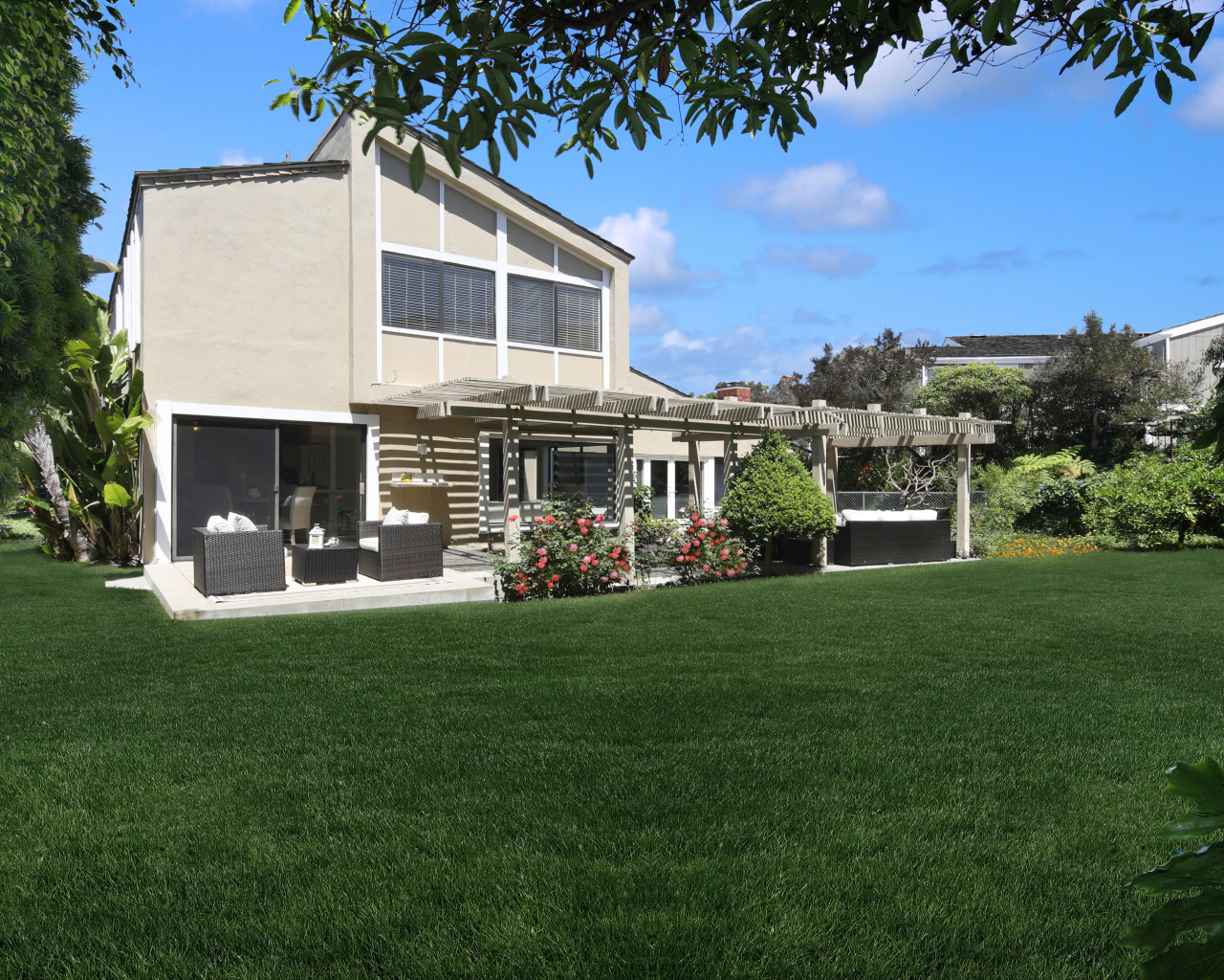 Двухэтажный дом с зеленым газоном 