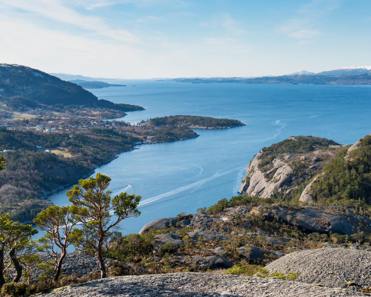 Вид со скалы на фьорд, Норвегия 