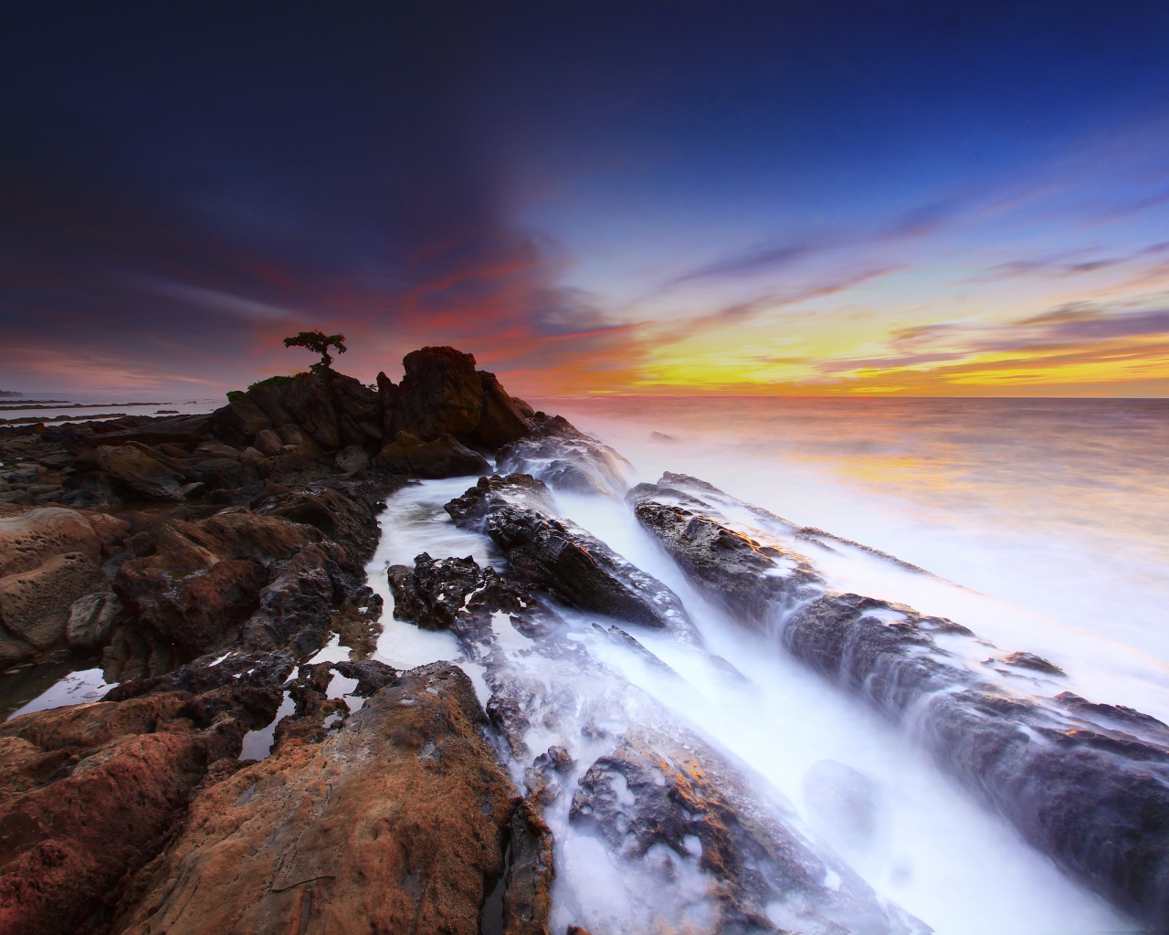 Вид со скалы на яркое солнце в облаках 