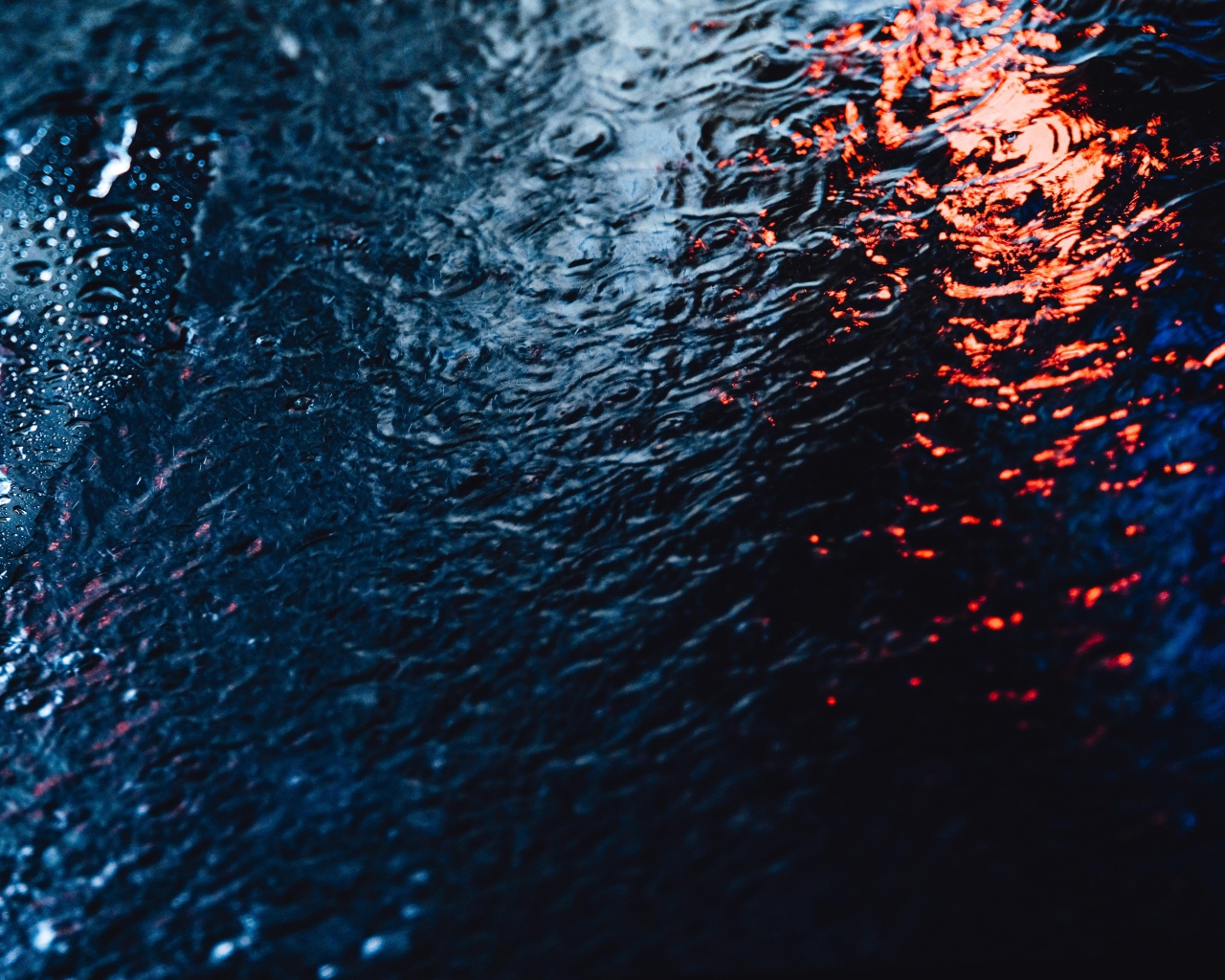 Мокрый асфальт во время дождя 