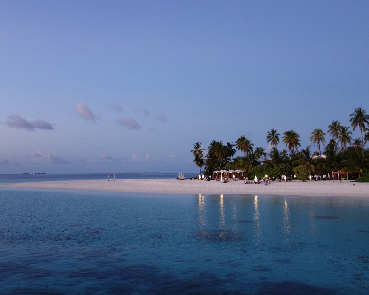 Спокойная голубая вода в океане на тропическом пляже в сумерках