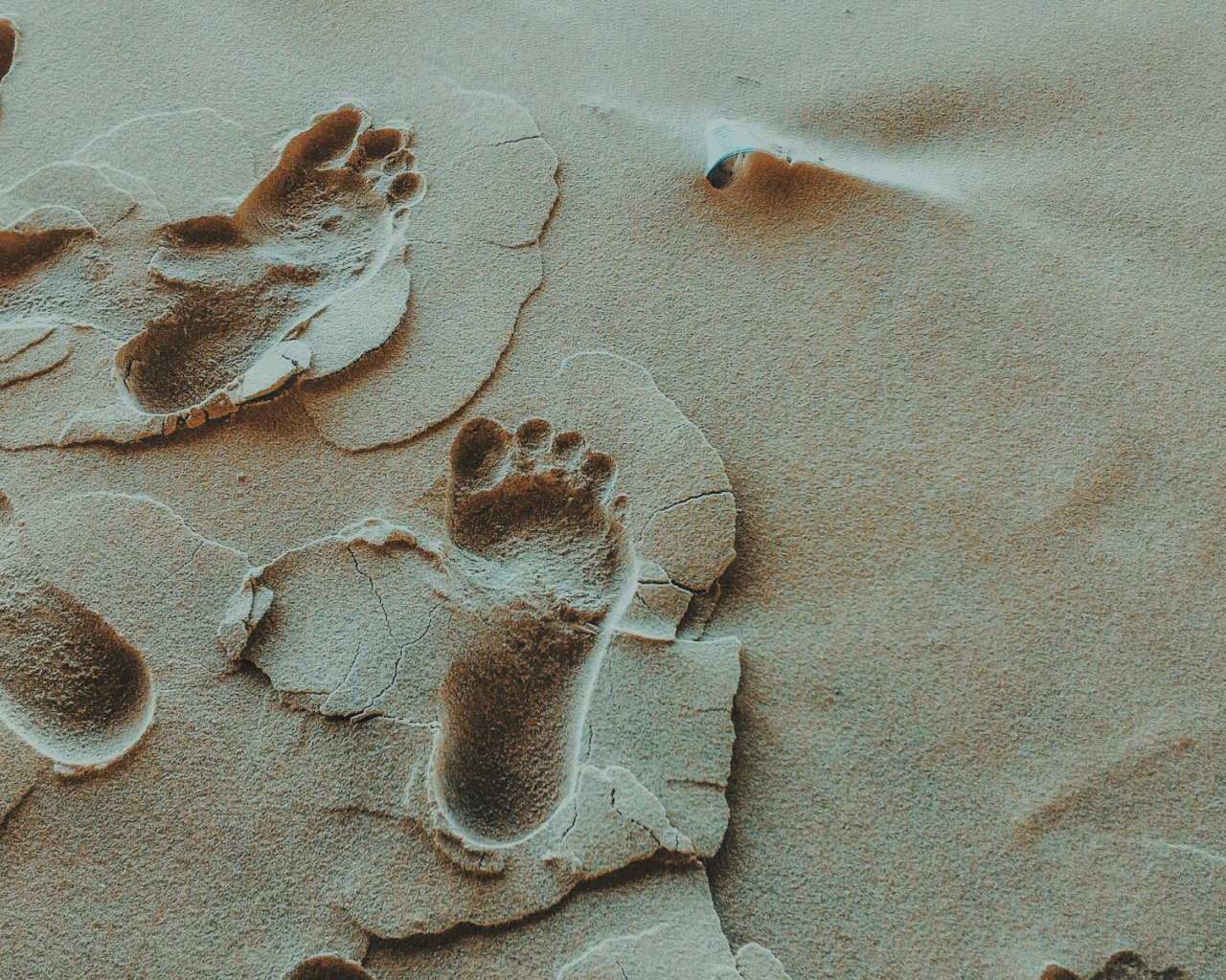Человеческие следы на песке крупным планом