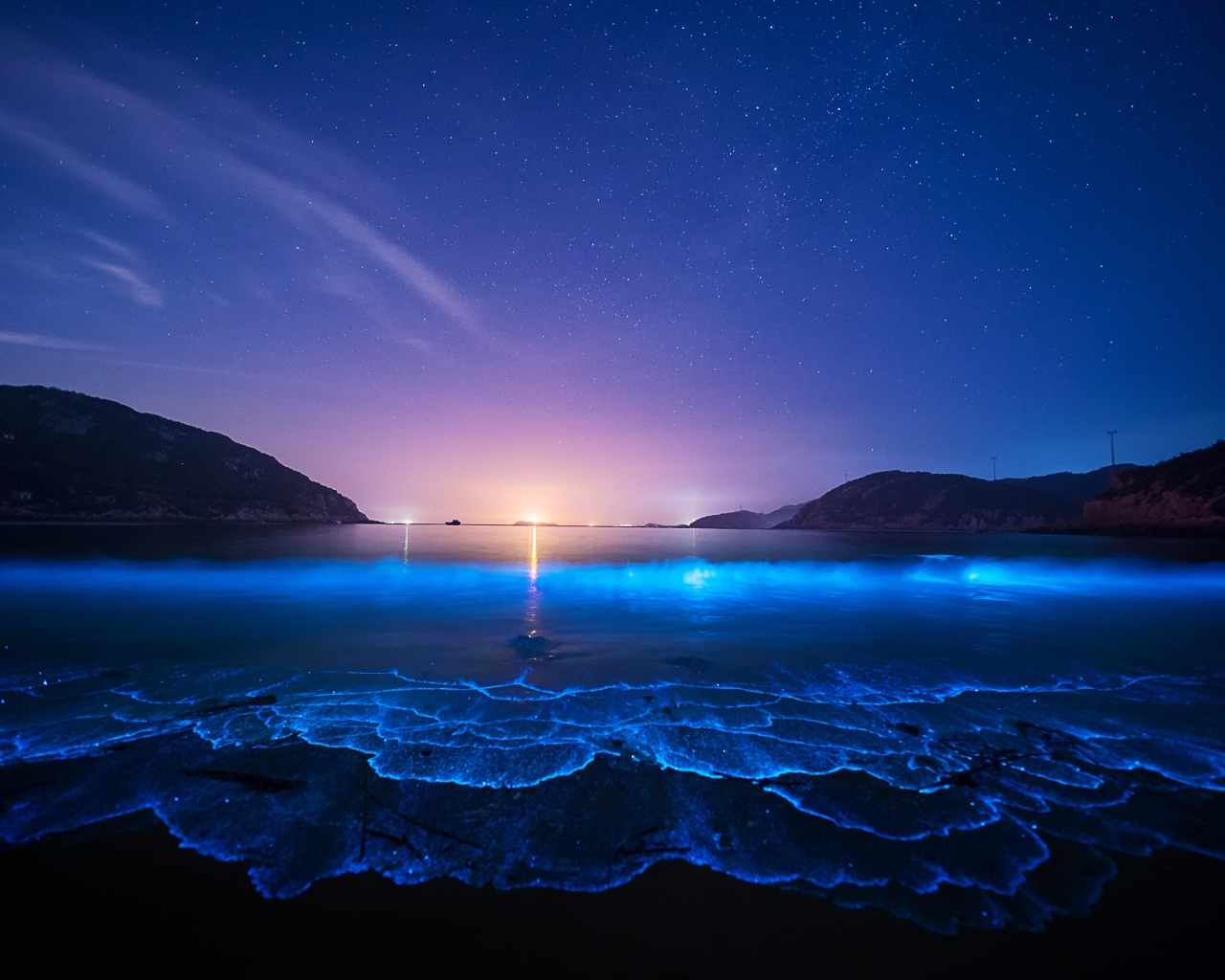 Люминесцентный пляж на Мальдивах на закате 