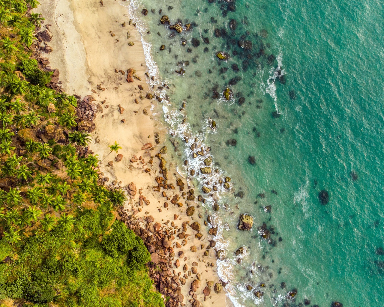 Камни в голубой воде на тропическом пляже