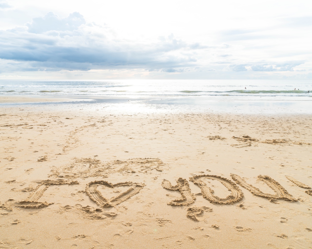 Надпись я тебя люблю на песке у моря 