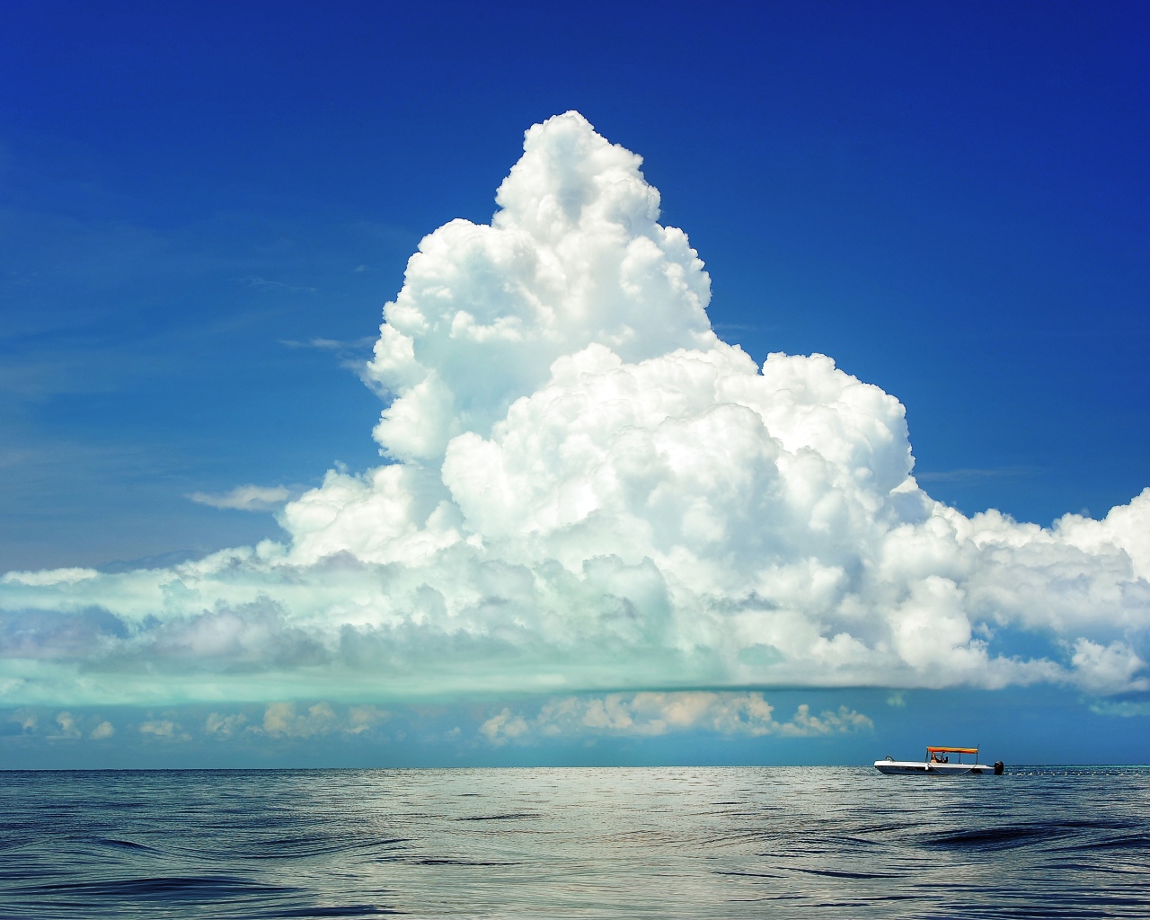 Красивое большое белое облако над морем 