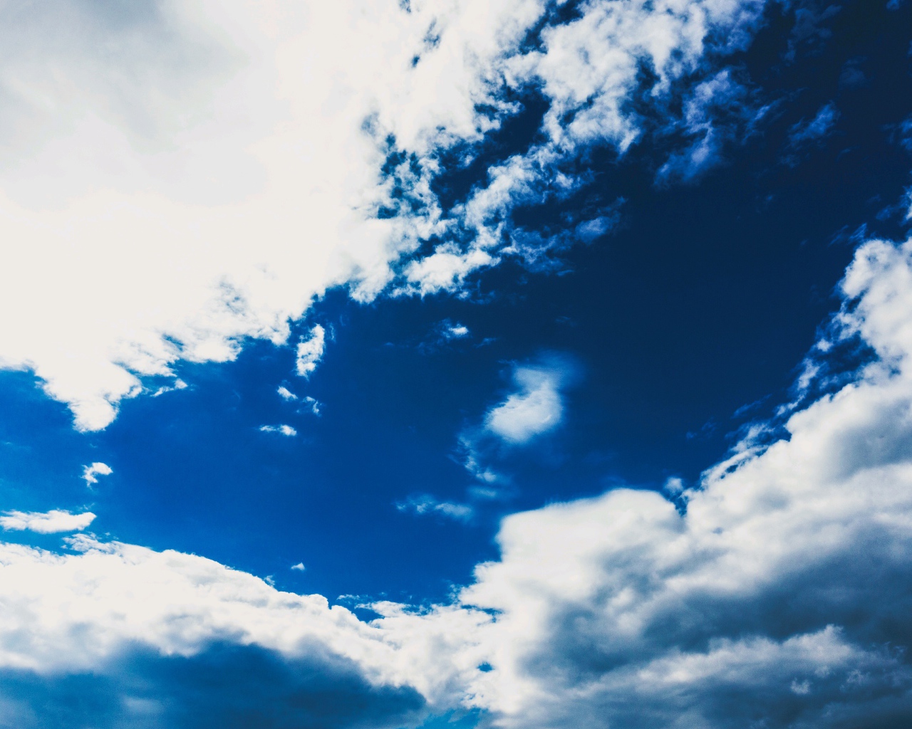 Красивое голубое небо с белыми облаками 