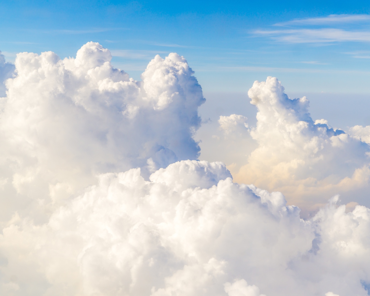 Красивые белые облака в голубом небе