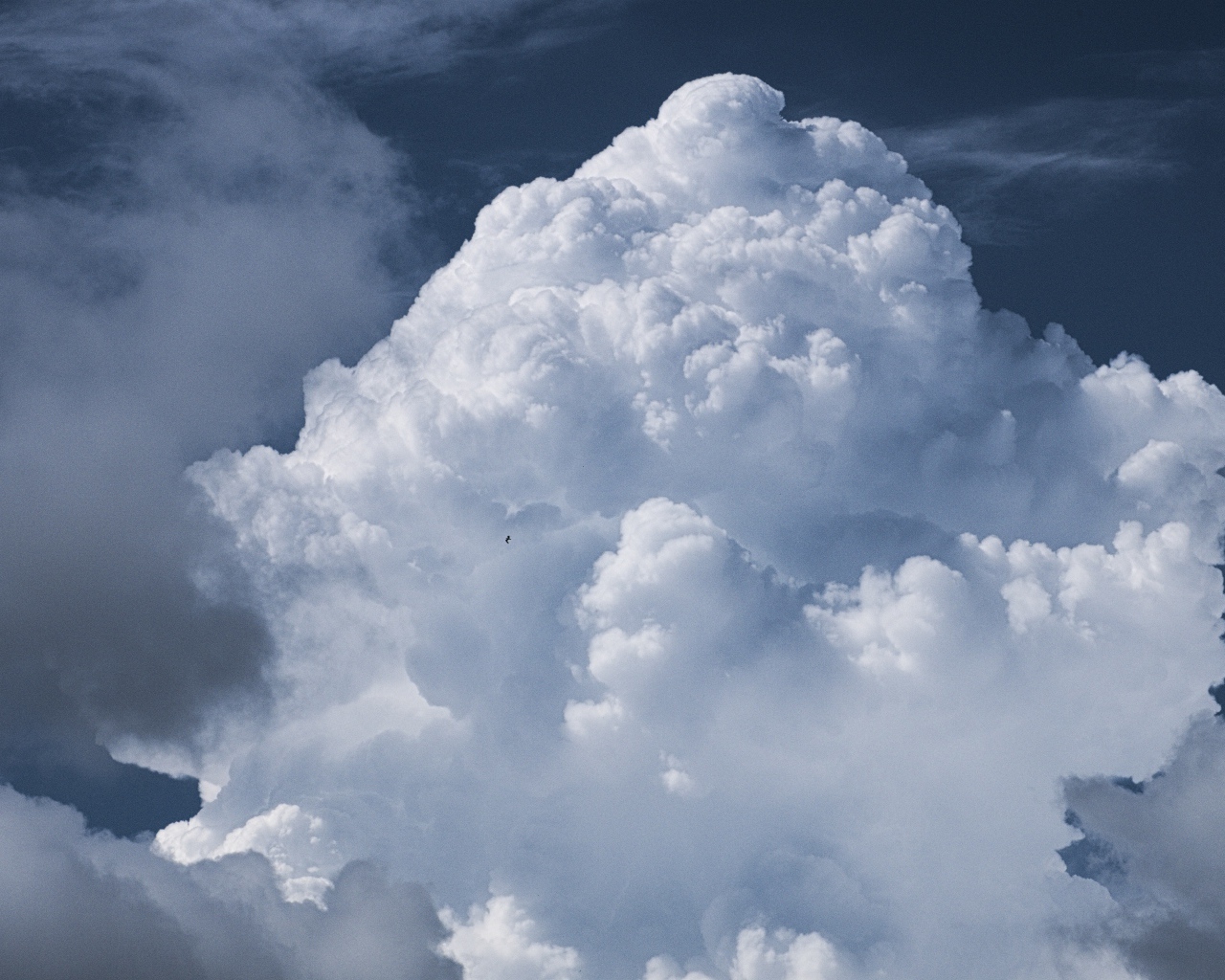 Большое белое облако в небе крупным планом