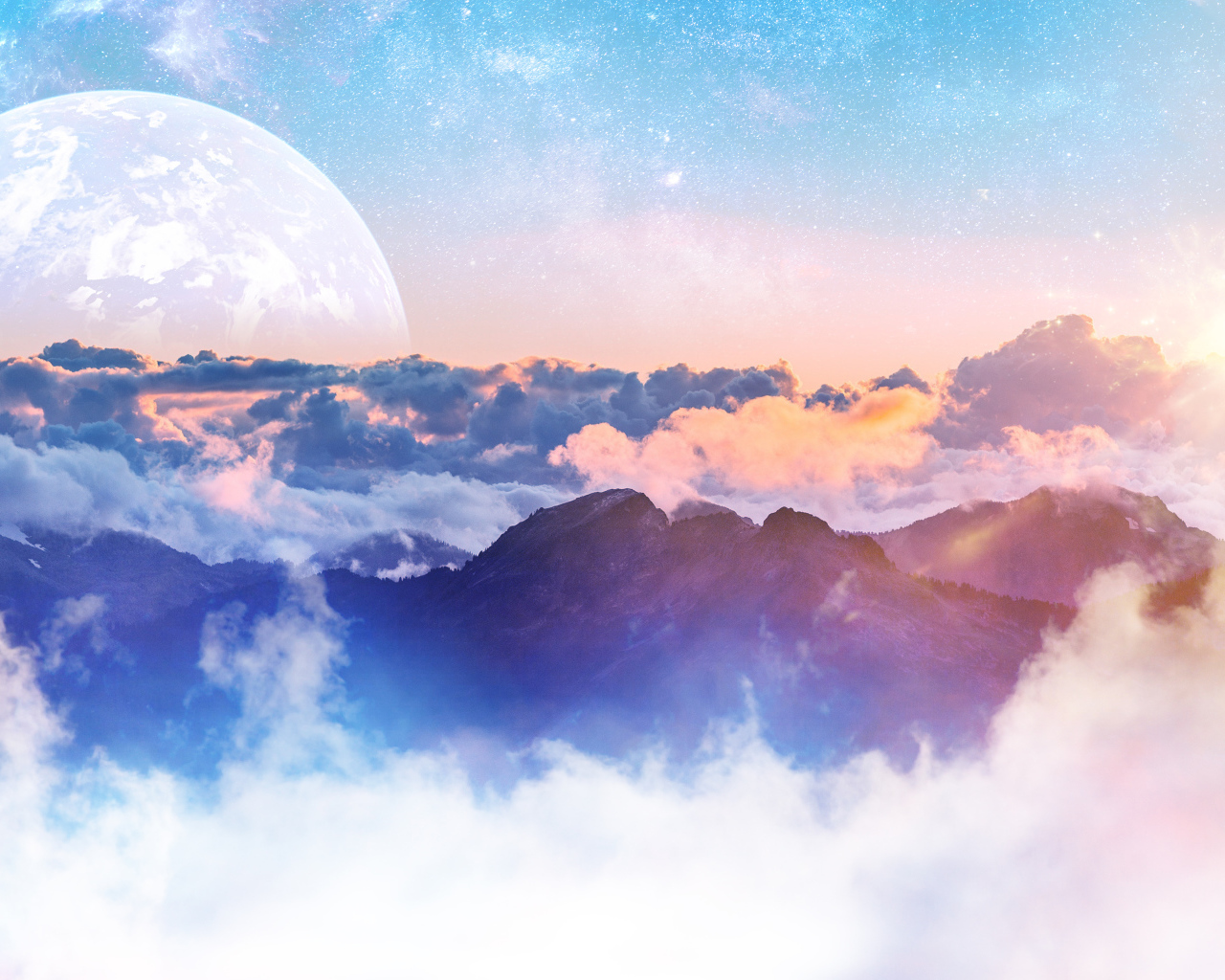 Густые облака над горами на фоне большой луны в небе