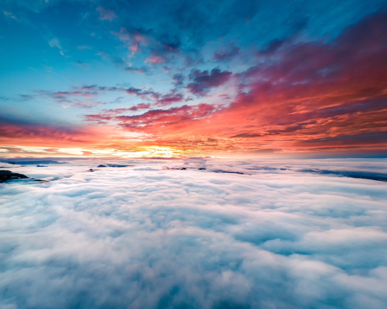 Восход солнца в небе над облаками 