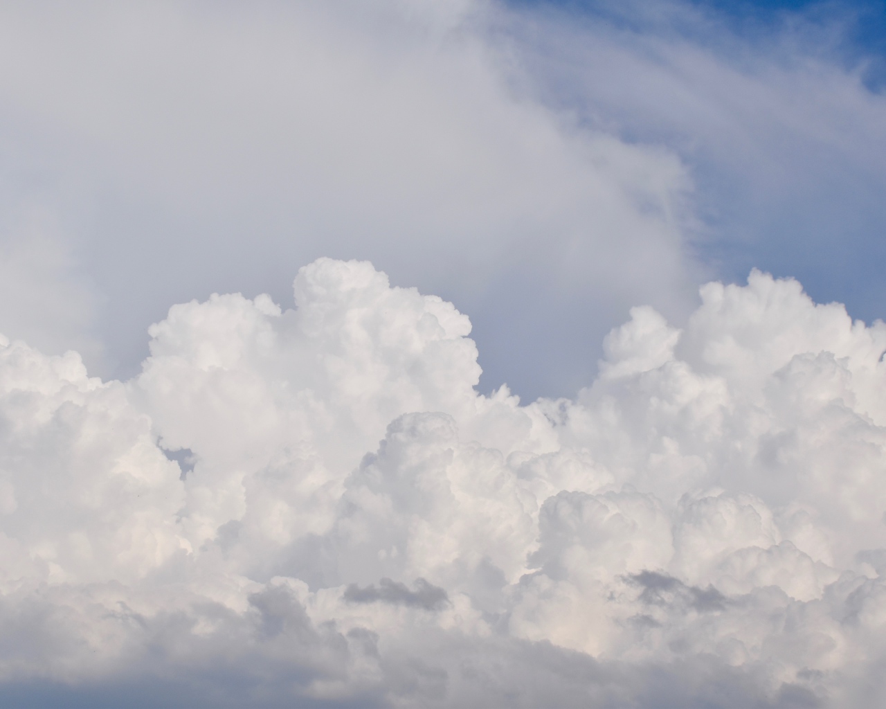 Густые белые облака в небе 