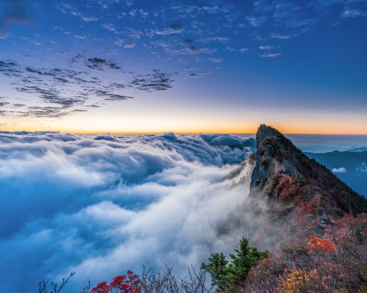 Густые белые облака над горами 