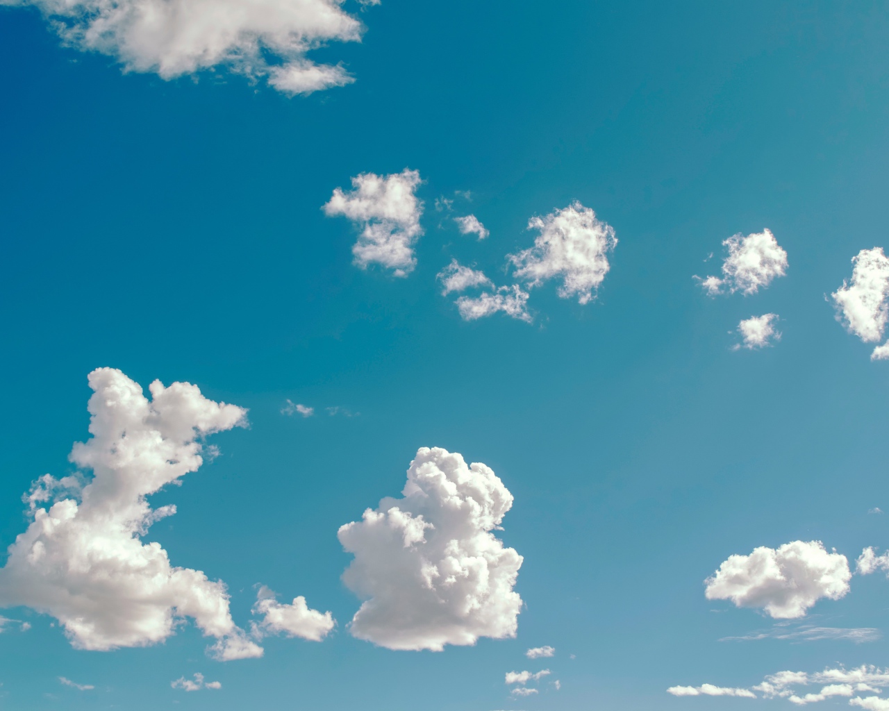 Белые облака в ясном голубом небе