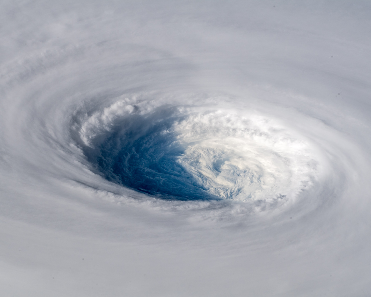 Белый тропический циклон создает воронку 