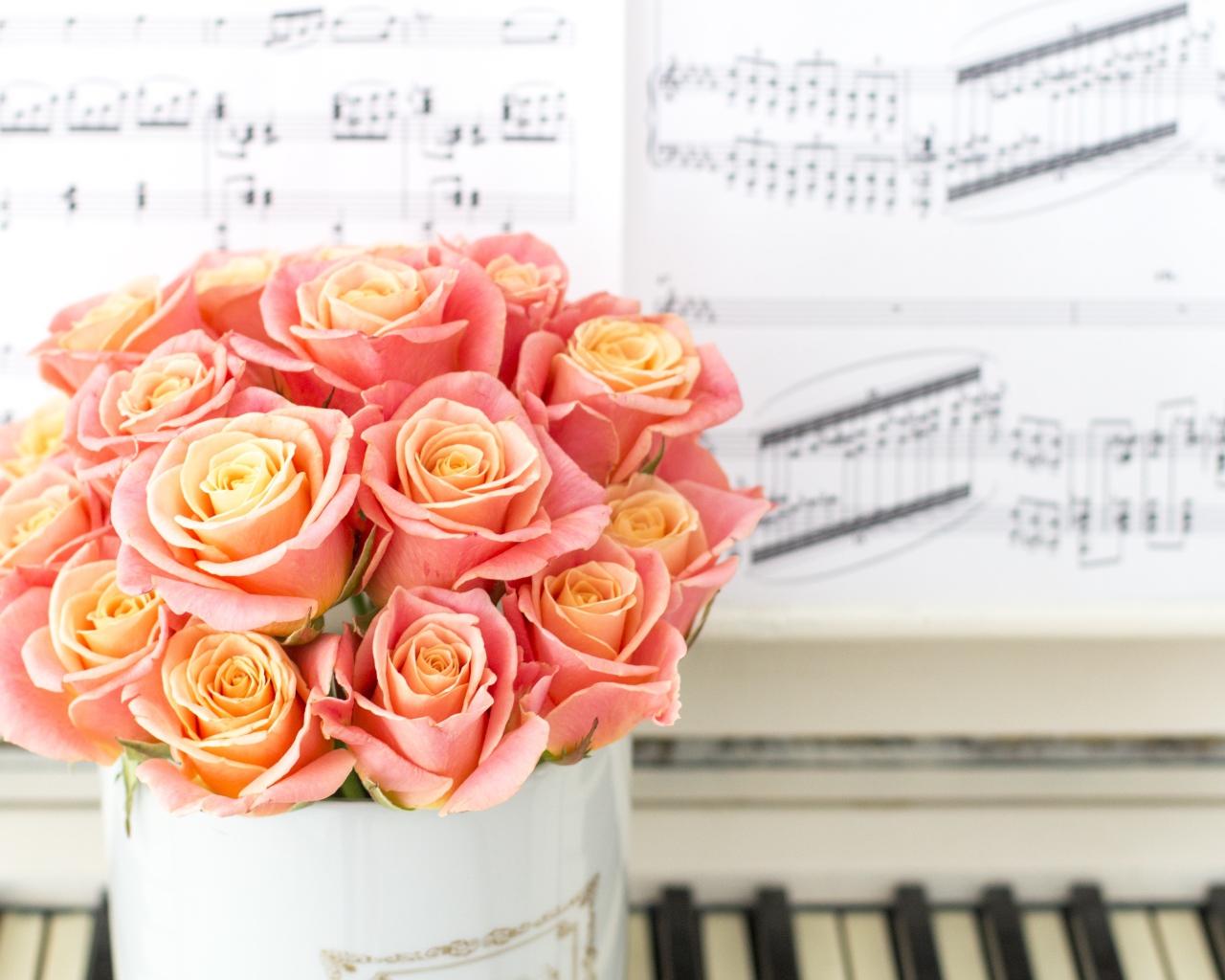 Красивый букет розовых роз стоит на пианино 