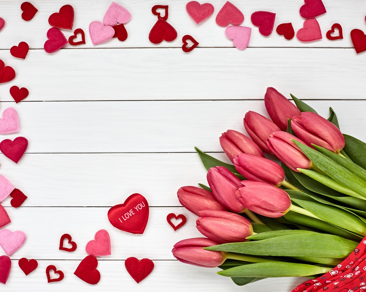 Большой букет красных тюльпанов с сердечками