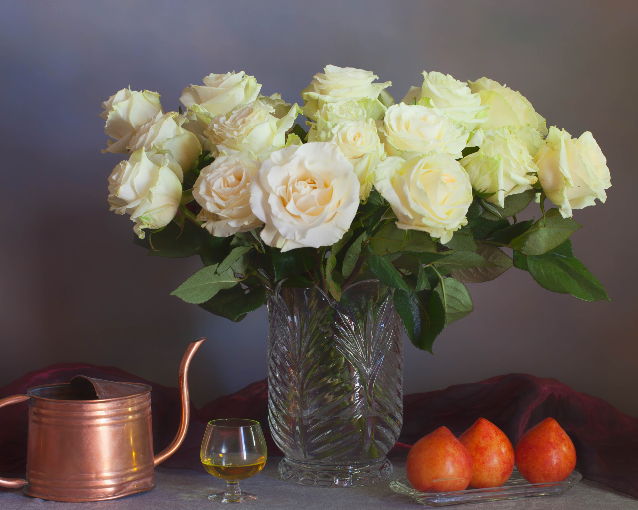 Большой букет белых роз в вазе на сером фоне