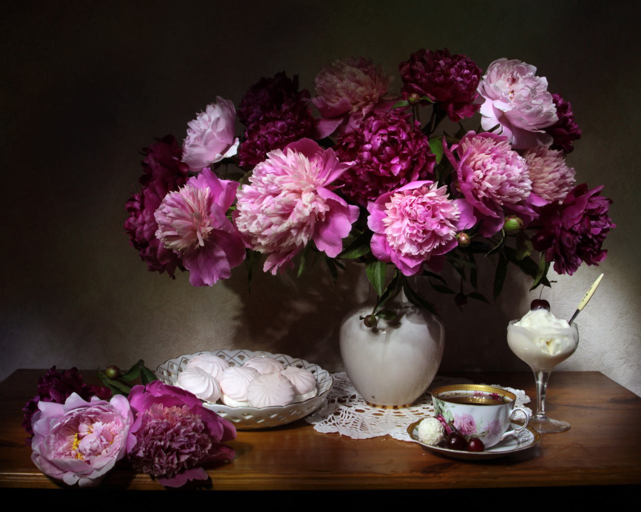 Красивый букет пионов в вазе на столе с зефиром