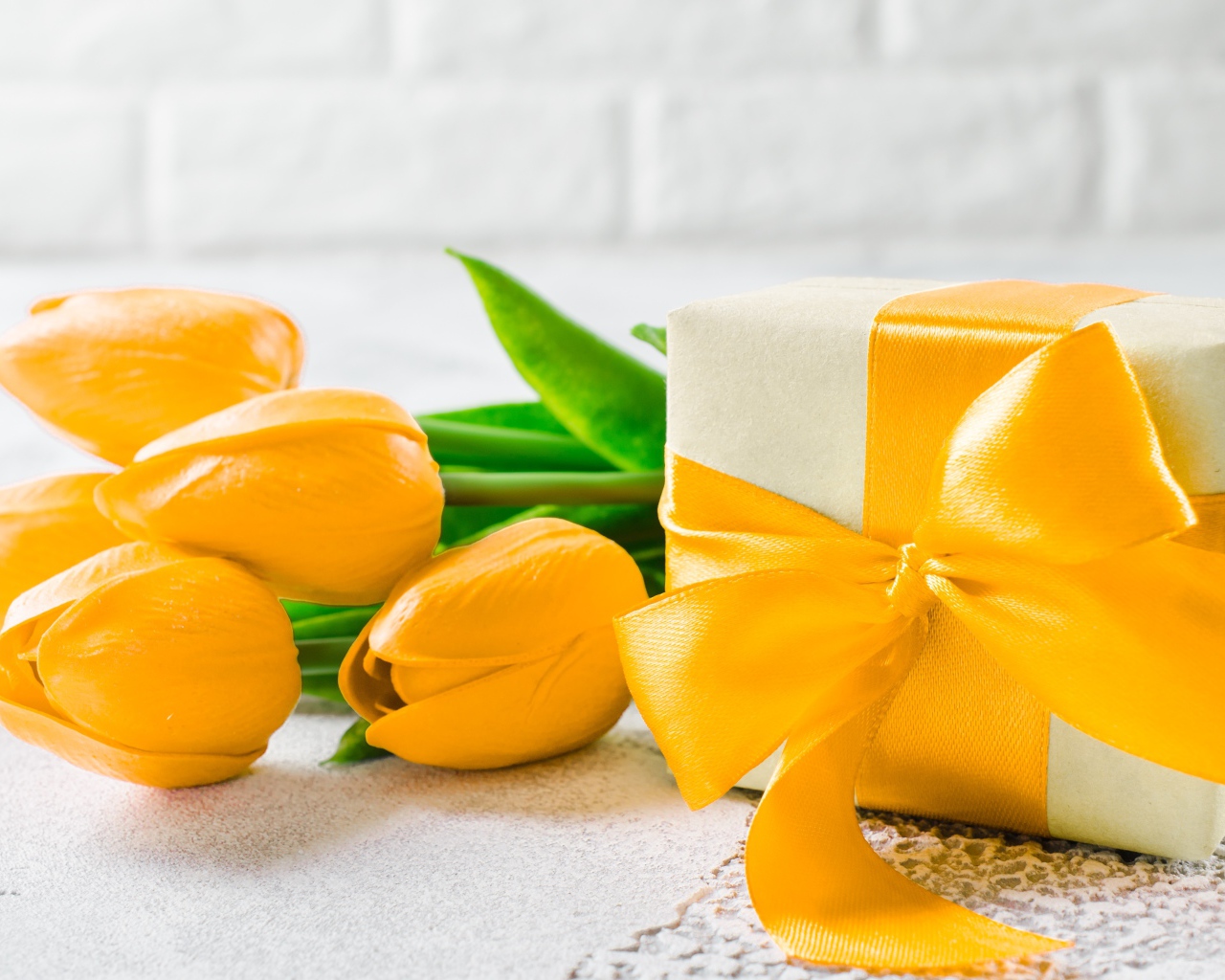 Красивый букет желтых тюльпанов с подарком