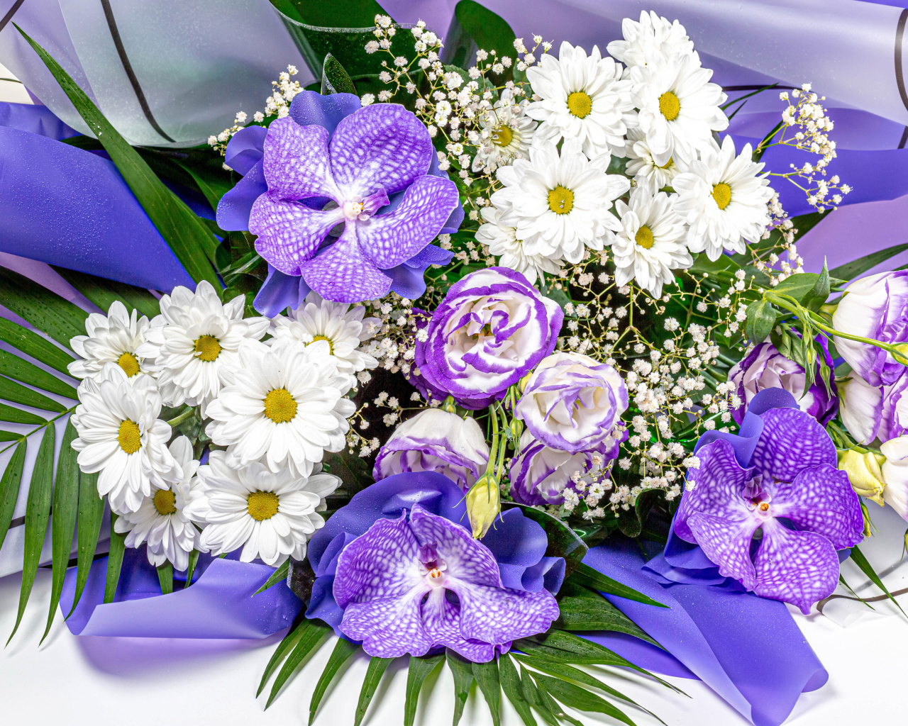 Красивый букет с цветами орхидеи, хризантемы и эустомы 