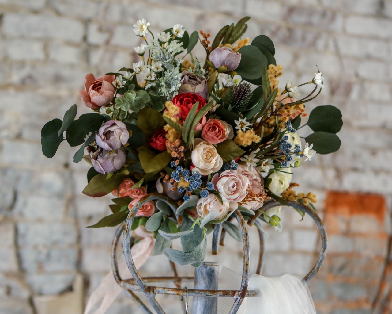 Большой красивый букет на фоне кирпичной стены 