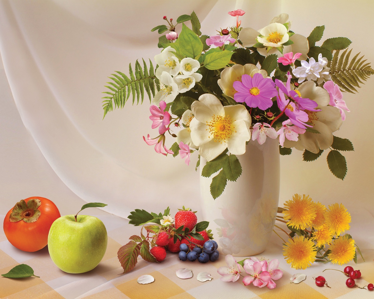 Букет в вазе на столе с фруктами и ягодами