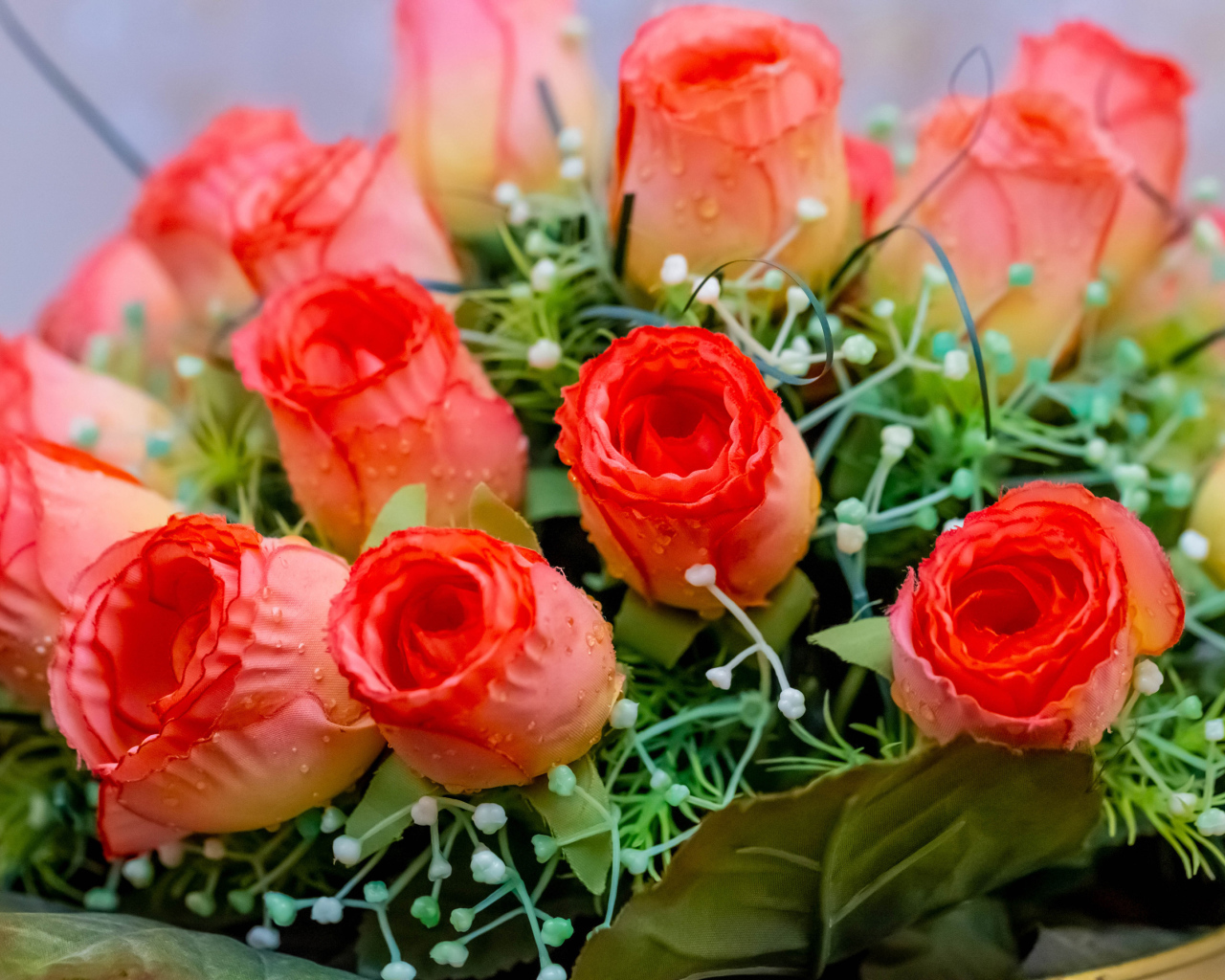 Букет искусственных роз крупным планом