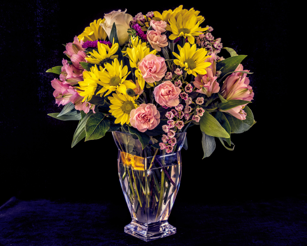 Букет красивых разноцветных цветов в вазе на черном фоне