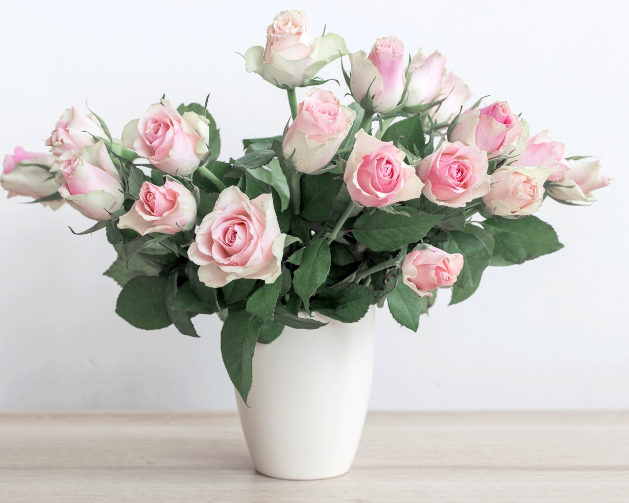 Букет красивых розовых роз в белой вазе 