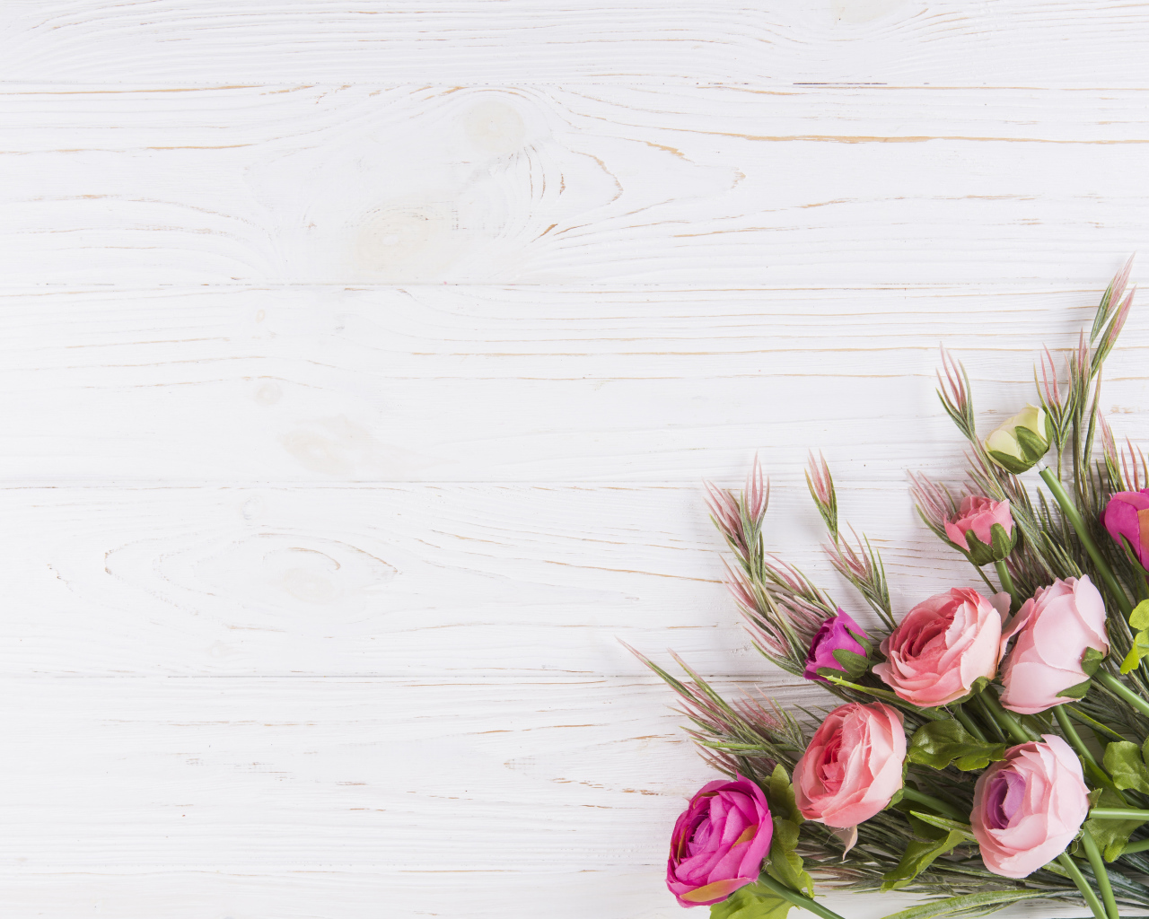 Букет цветов лютиков на деревянном столе