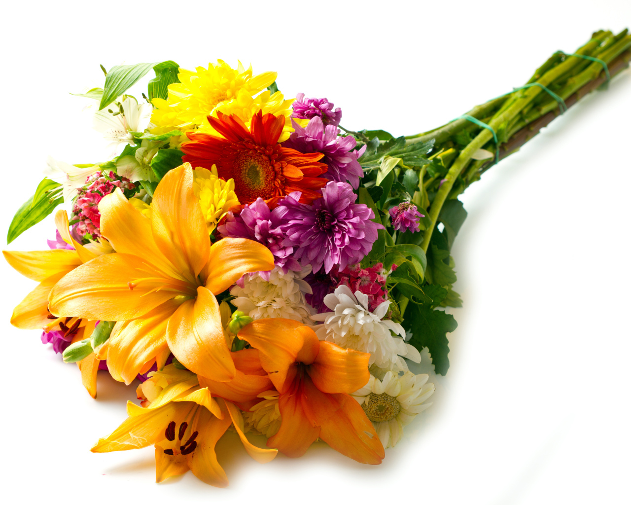 Букет из цветов лилии,герберы и хризантемы на белом фоне