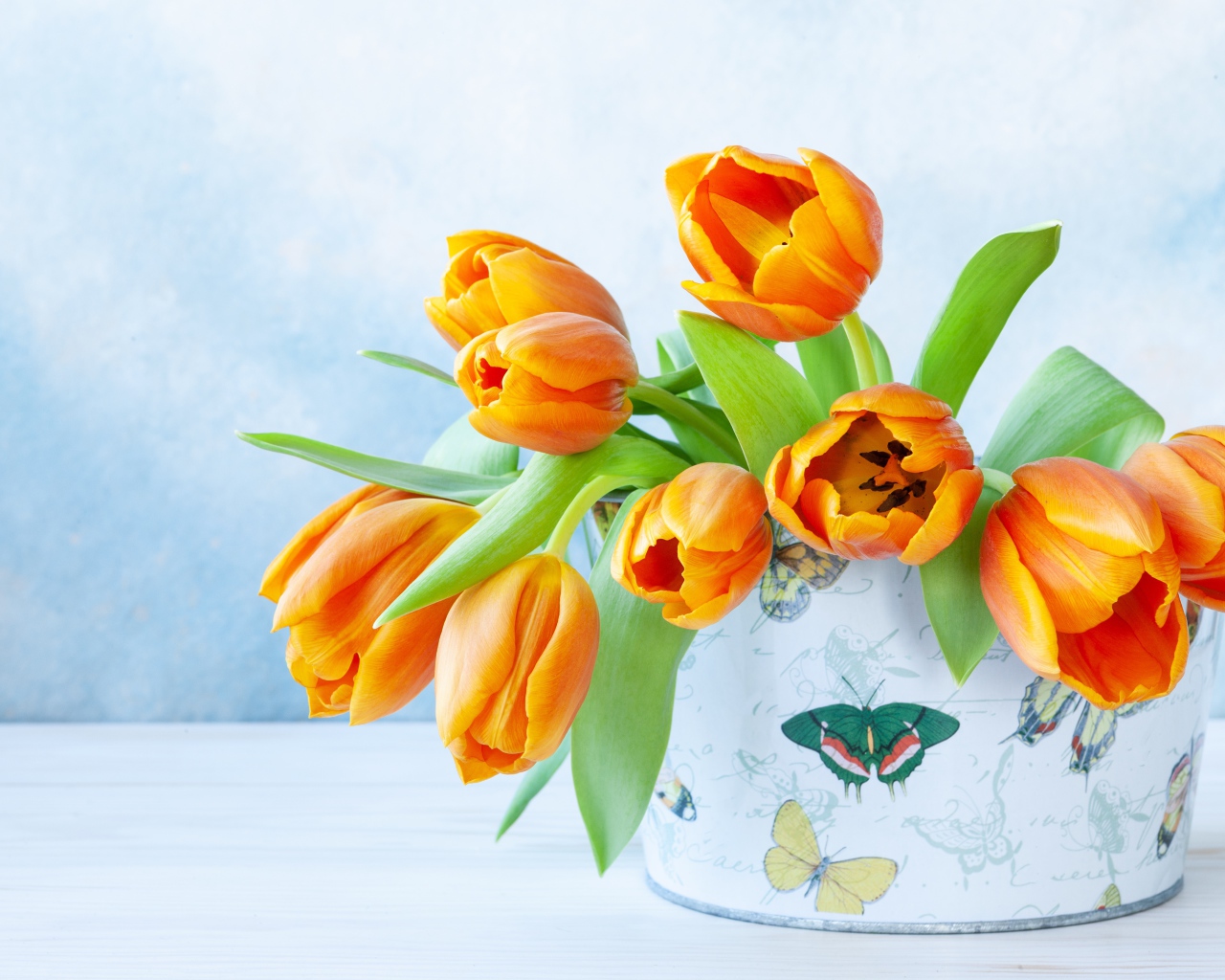 Букет оранжевых тюльпанов в вазе 