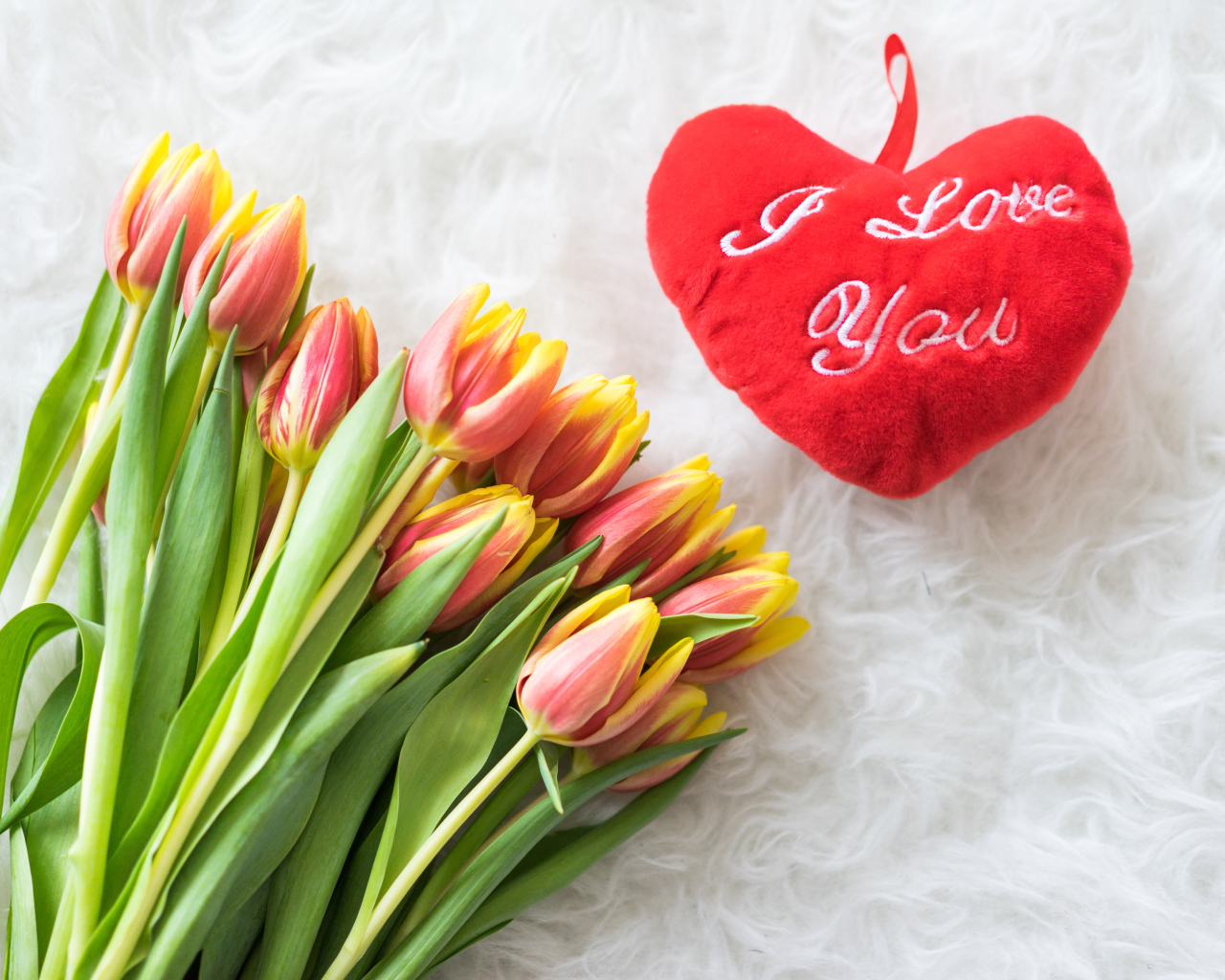 Букет оранжевых тюльпанов с красным сердцем 