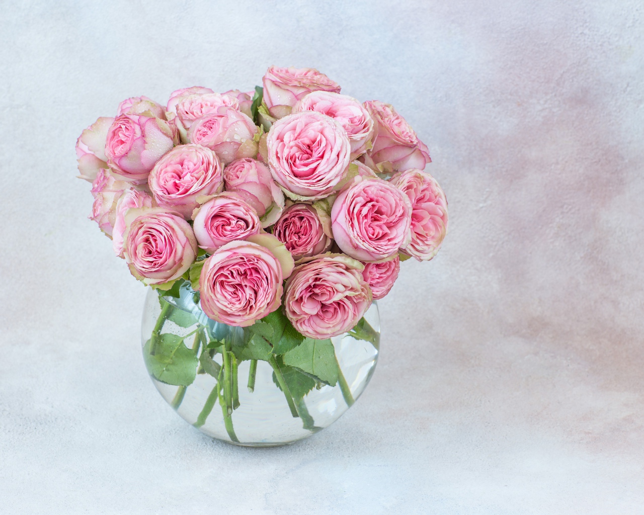 Букет розовых парковых роз в стеклянной вазе