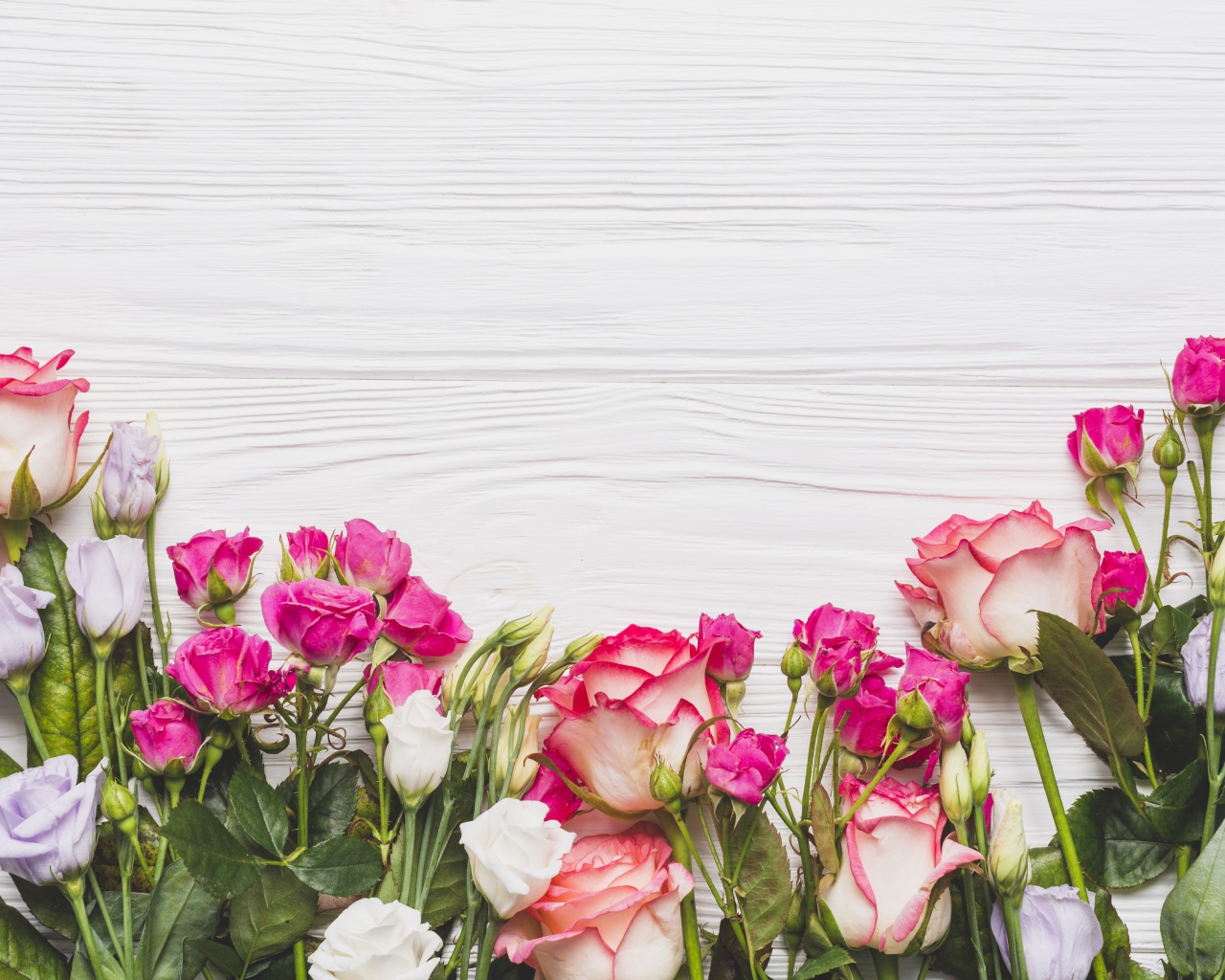 Букет розовых роз на белом столе 