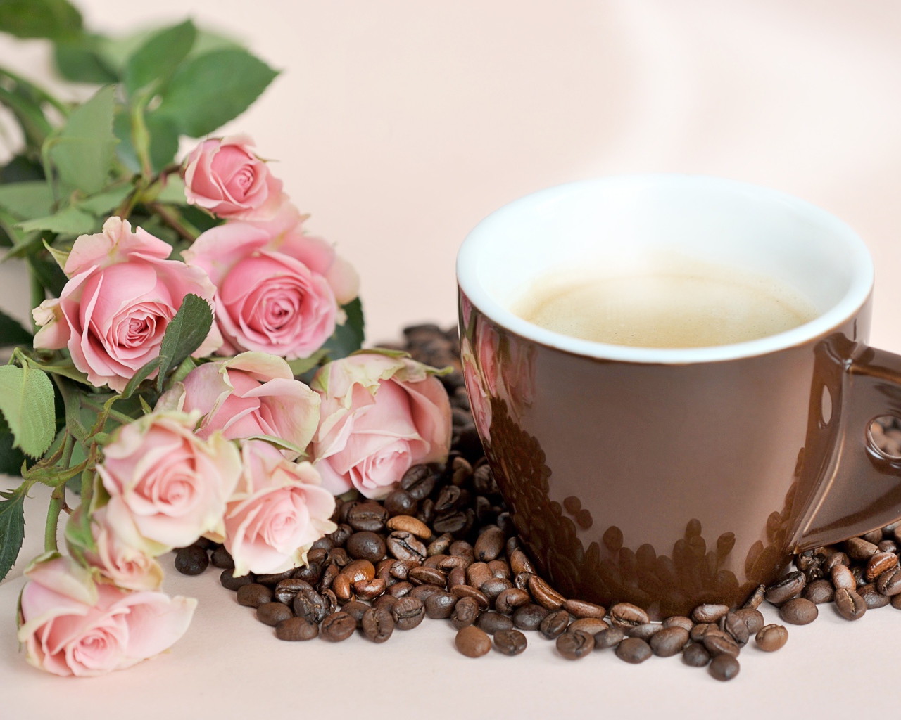 Букет розовых роз с чашкой кофе и зернами