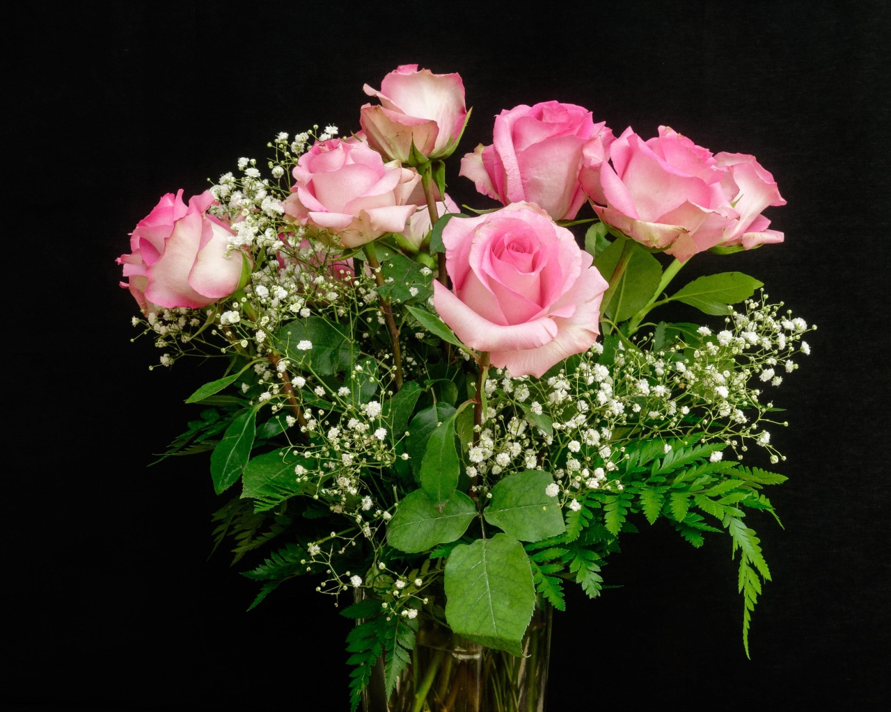 Букет розовых роз с белыми цветами на черном фоне