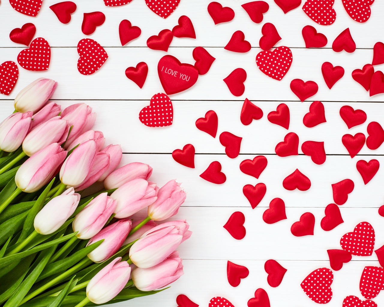 Букет розовых тюльпанов на белом фоне с красными сердечками