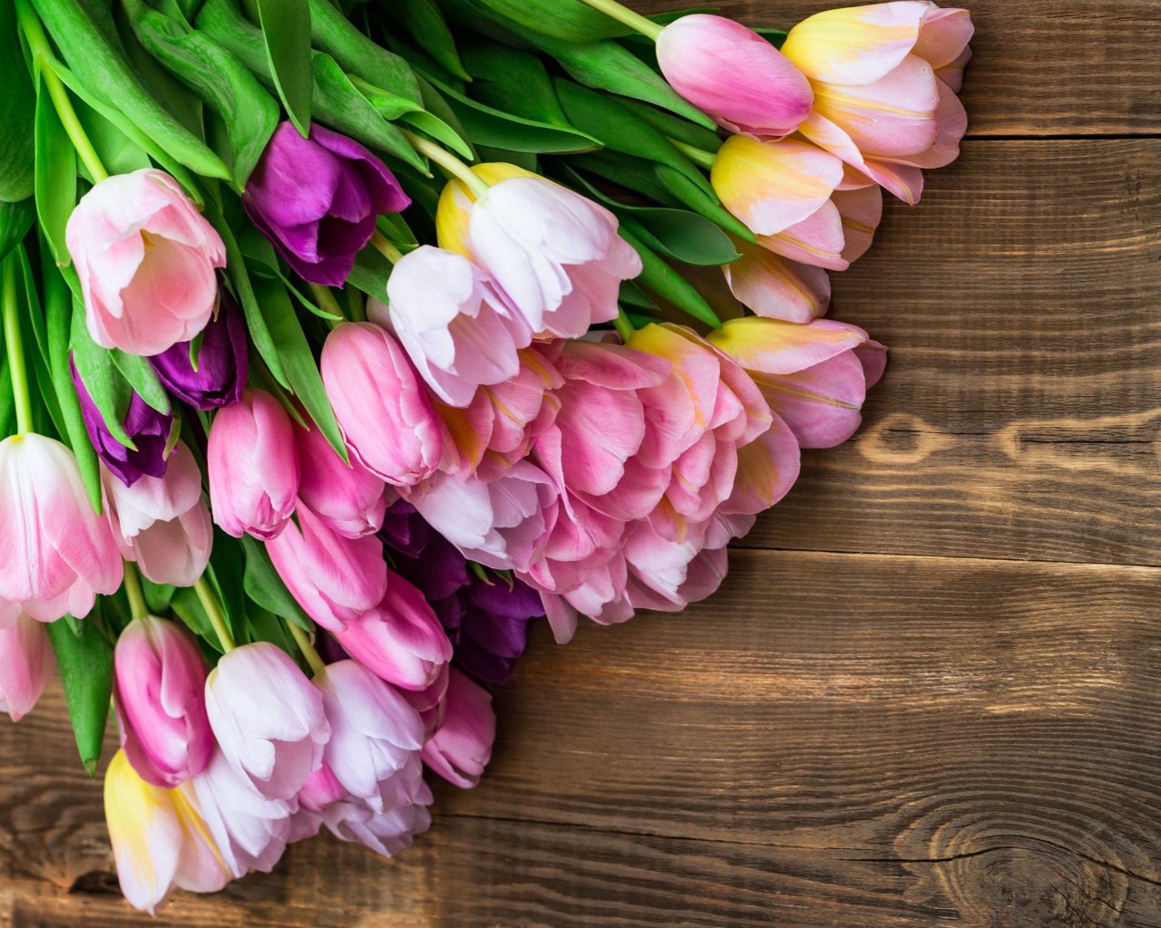 Букет розовых тюльпанов на деревянном фоне