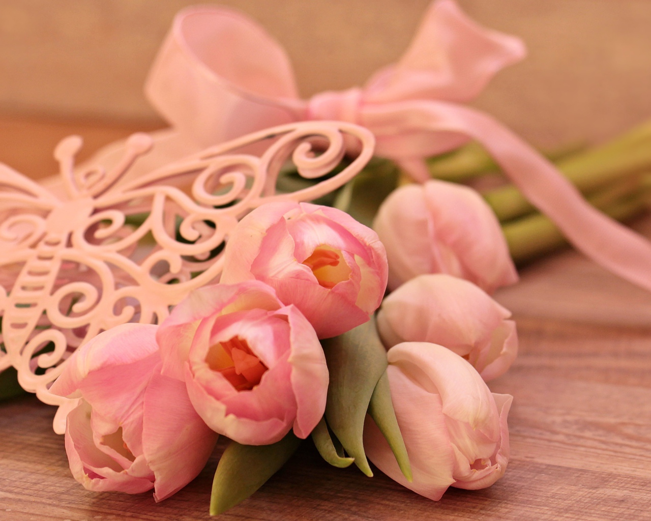 Букет розовых тюльпанов с лентой и бабочкой