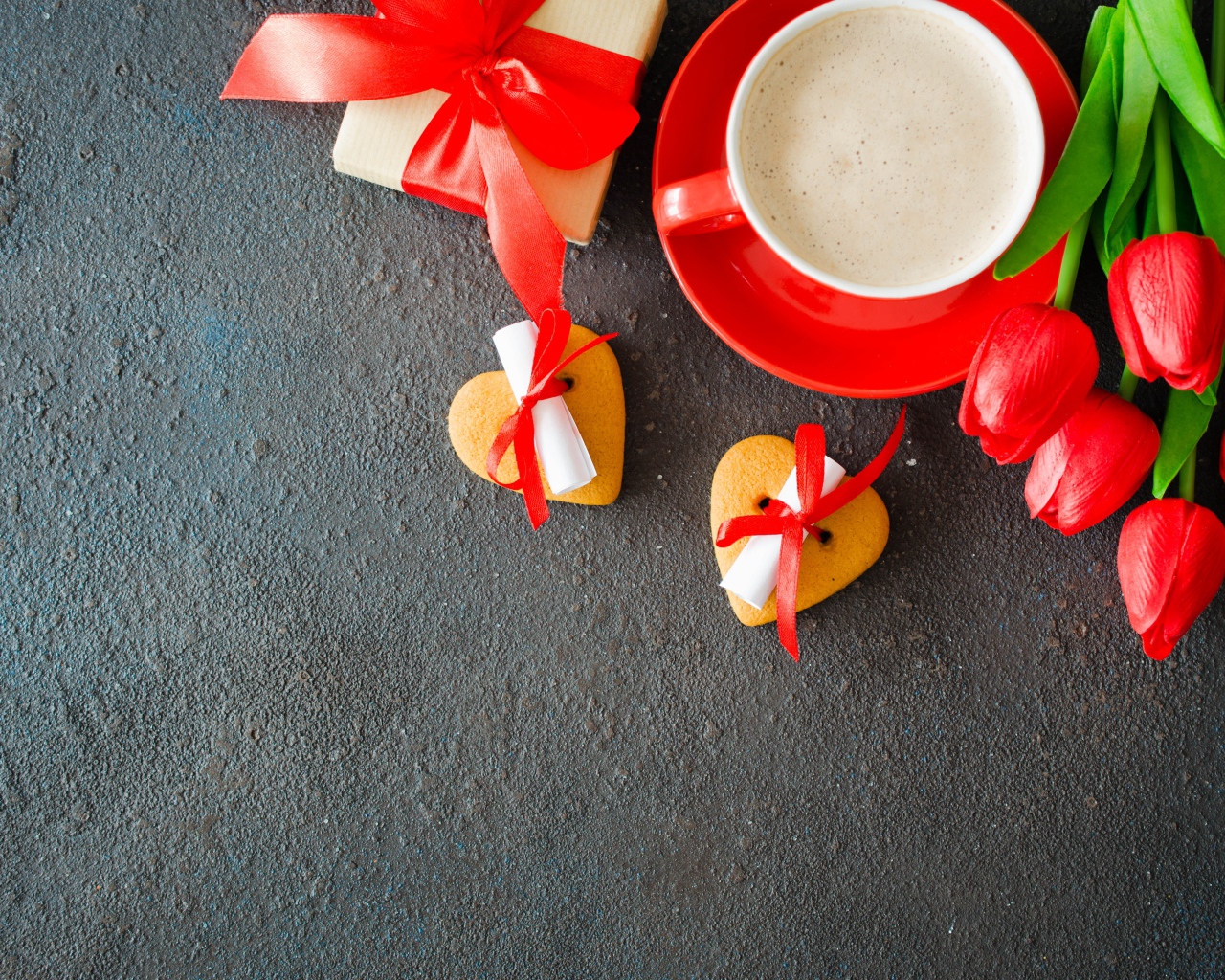 Букет красных тюльпанов, подарок, печенье и кофе для любимой 