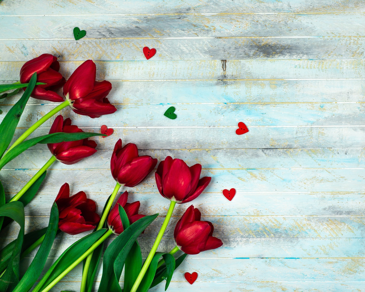 Букет красных тюльпанов на деревянном столе