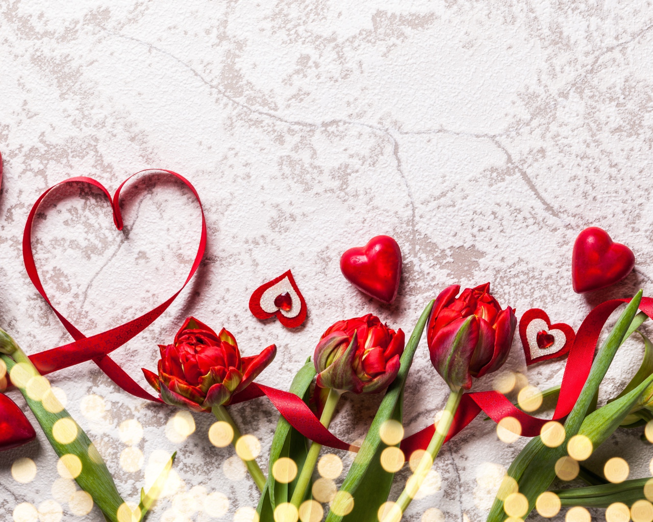 Букет красных тюльпанов с сердечками на сером фоне
