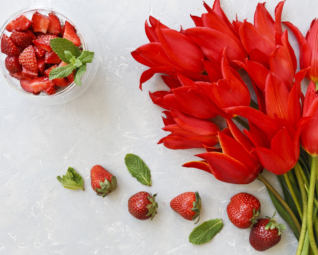 Букет красных тюльпанов с ягодами клубники 