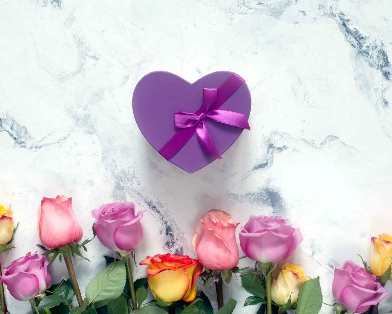 Букет роз с фиолетовой коробкой в форме сердца 