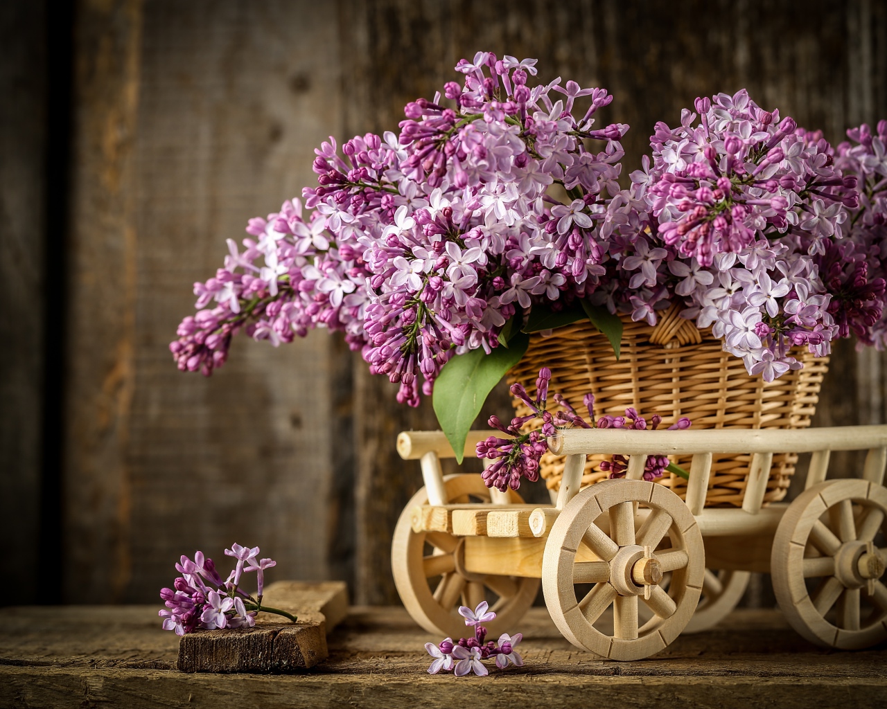 Букет весенней сирени в плетеной корзине