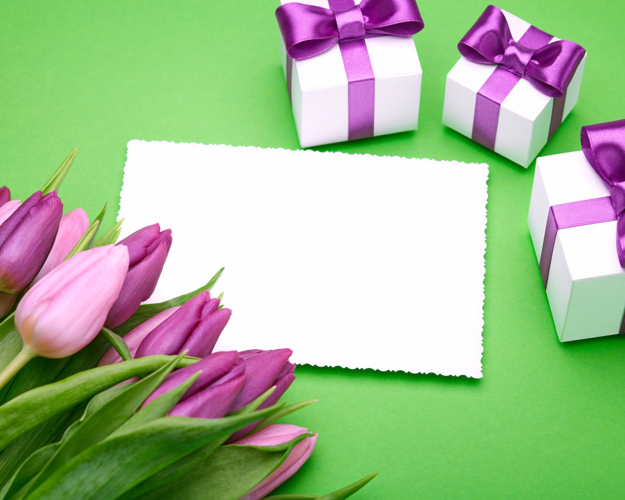 Букет тюльпанов на столе с листом бумаги и подарками 