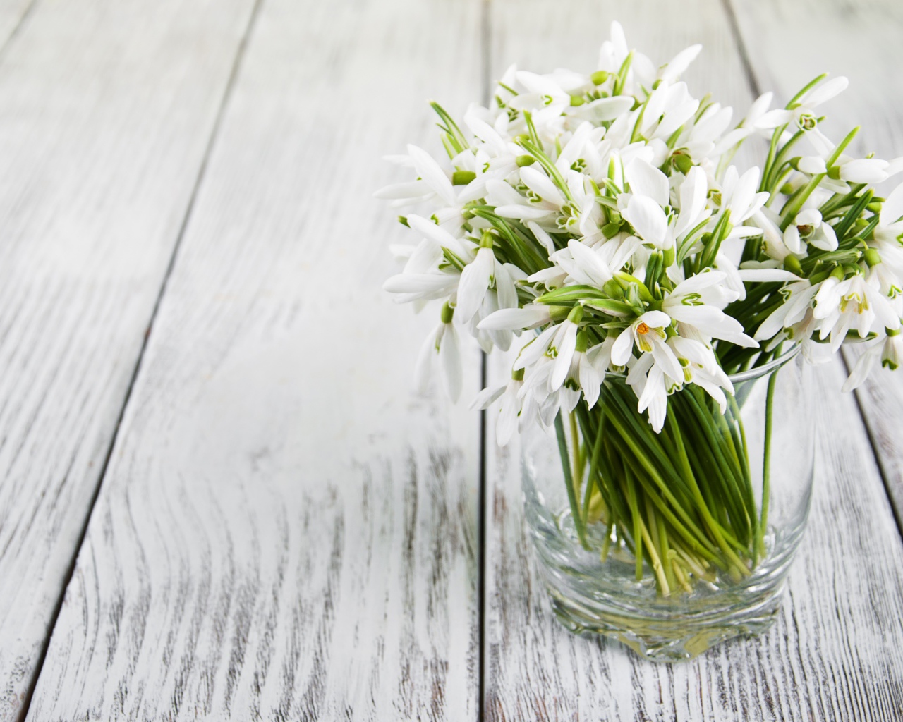 Букет белых подснежников в вазе на столе