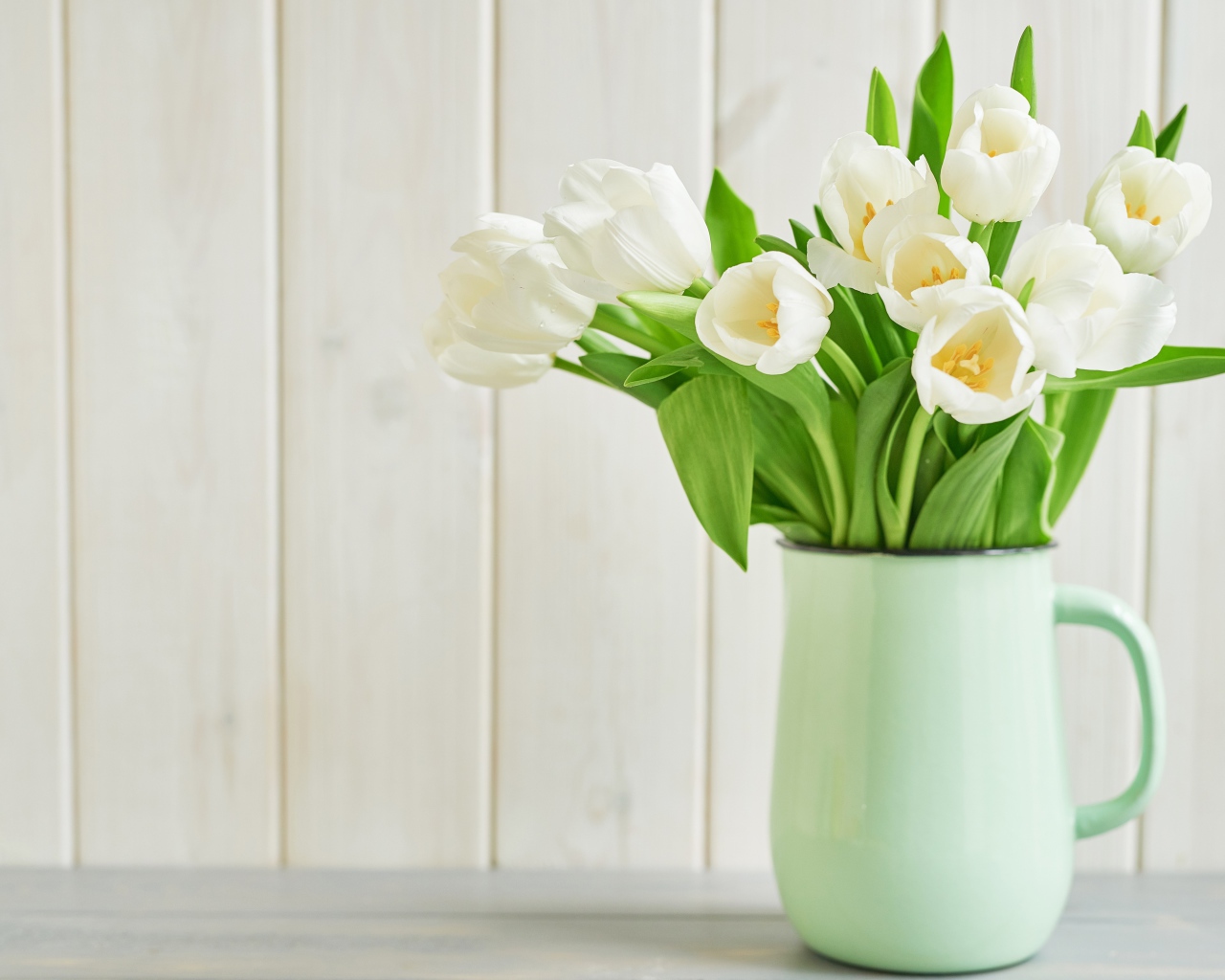 Букет белых тюльпанов в вазе на белом фоне 